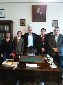 Tulita a la izquierda, Sergio a la derecha junto a Alonso Cueto en La Casa de Don Ricardo Palma, Miraflores, Lima.